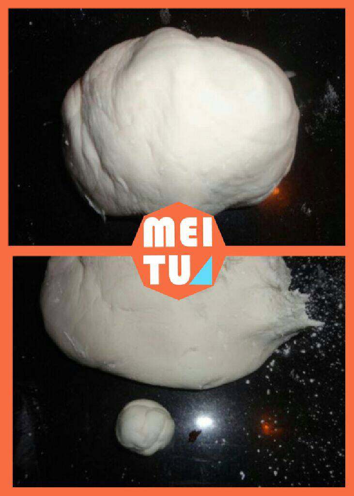 肉汤圆,把糯米粉放进盆子里，在中间加入刚刚煮沸的热水，然后用筷子迅速的拌一下，和成面团；取一小球，搓圆