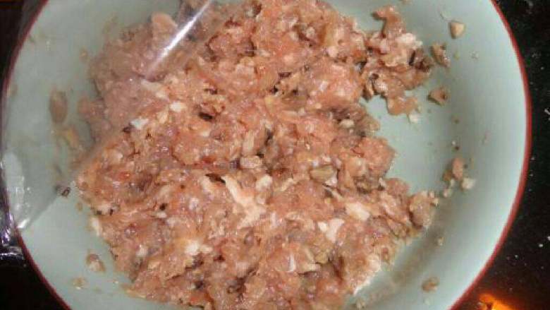 肉汤圆,把<a style='color:red;display:inline-block;' href='/shicai/ 414'>猪肉</a>，料酒、盐、味精，混合准备好鲜肉包料；
