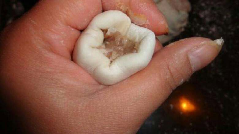 肉汤圆,往中间肉的位置收笼
