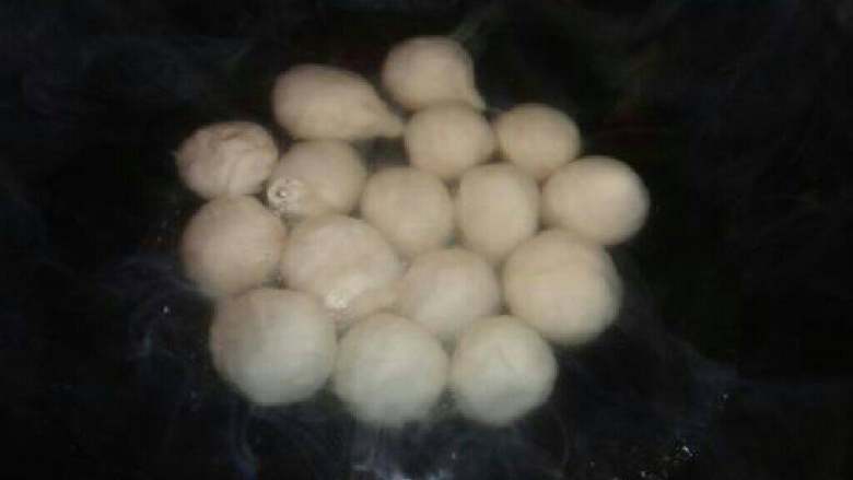 肉汤圆,准备一锅热水，把汤圆放进去；