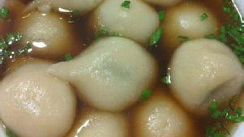 肉汤圆,然后盛到碗里