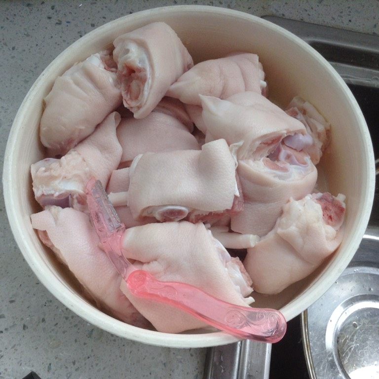 高压锅卤猪蹄,<a style='color:red;display:inline-block;' href='/shicai/ 413'>猪蹄</a>两只切断,用刮刀仔细刮干净毛,洗干净沥水待用