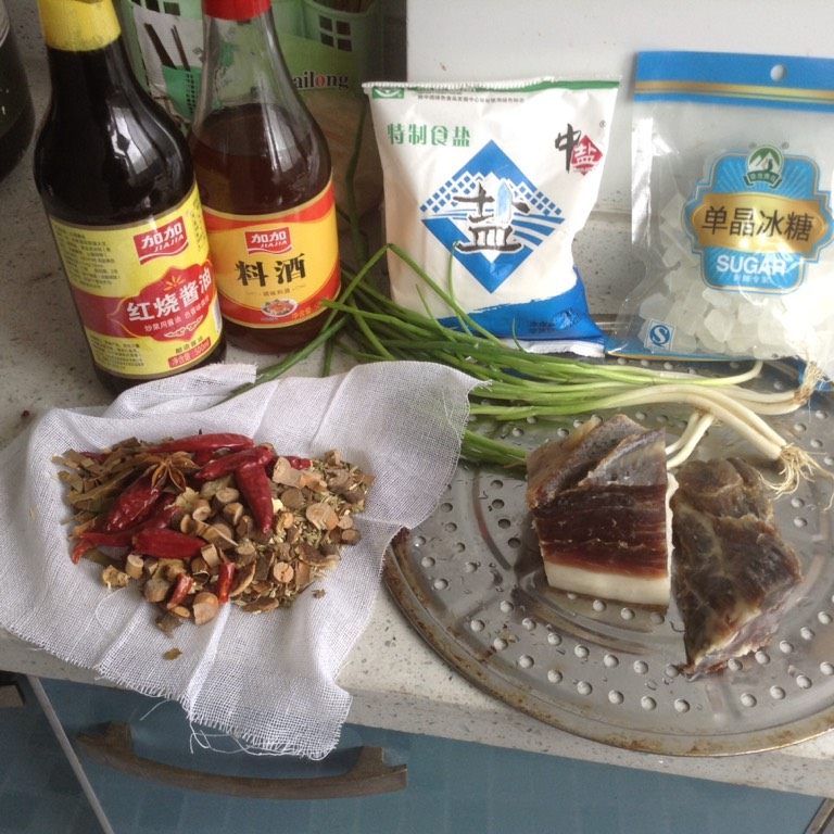 高压锅卤猪蹄,准备好所需材料,可以用<a style='color:red;display:inline-block;' href='/shicai/ 3729'>白糖</a>代替冰糖。老公要搭伙卤咸肉,放一起了。