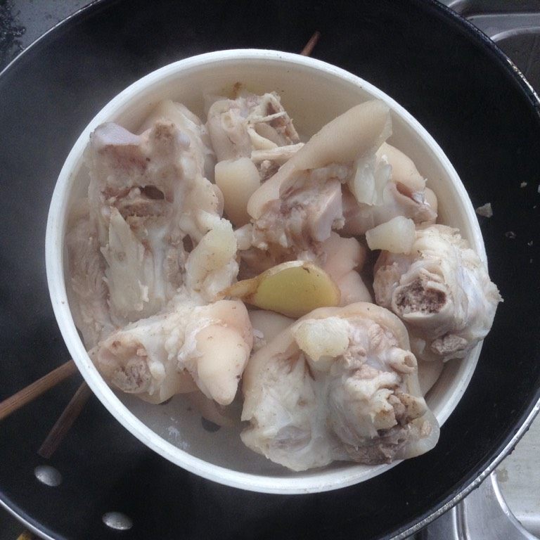 高压锅卤猪蹄,煮开的猪蹄用冷水冲去浮沫,沥干水份