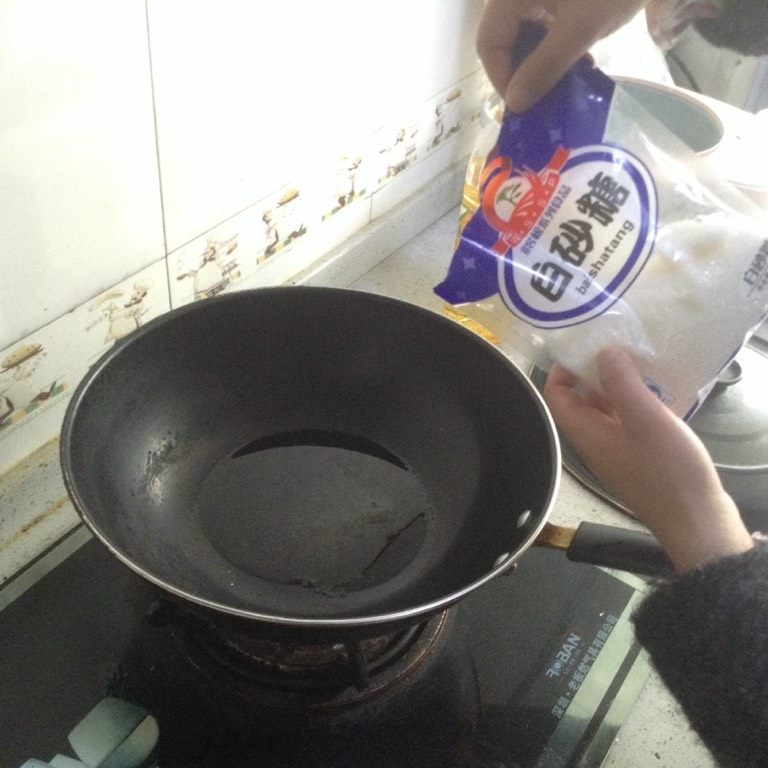 高压锅卤猪蹄,为了使猪蹄更上色,先用油锅炒变色,白糖和冷油一起下锅,三勺左右。小火等白糖变色