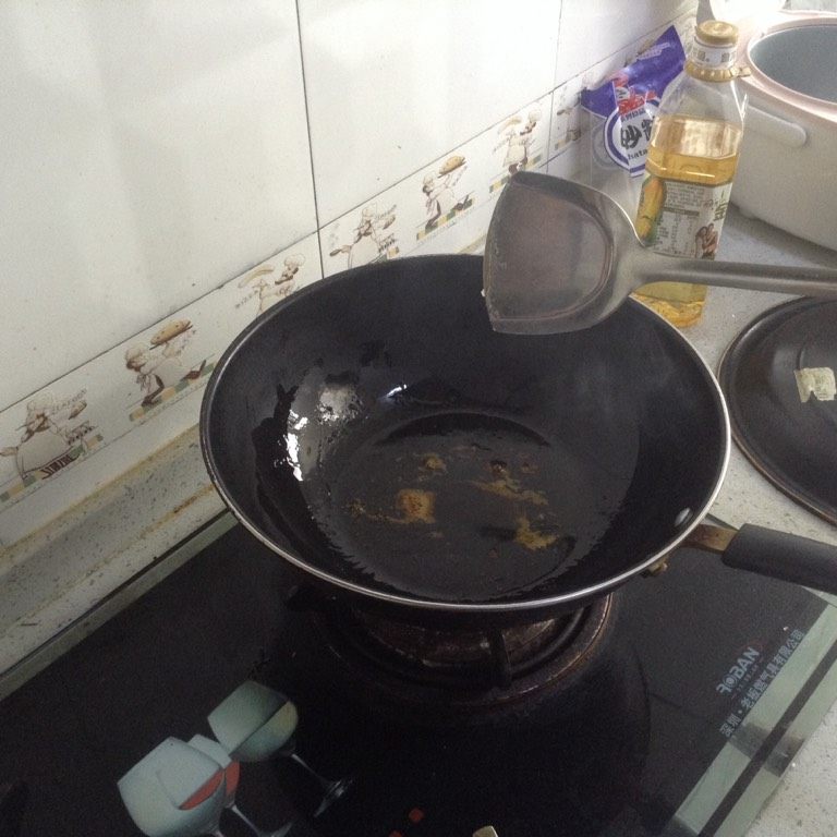 高压锅卤猪蹄,一定不能大火,这样白糖会焦。用铲子搅拌白糖,冒泡泡就可以下猪蹄翻炒了