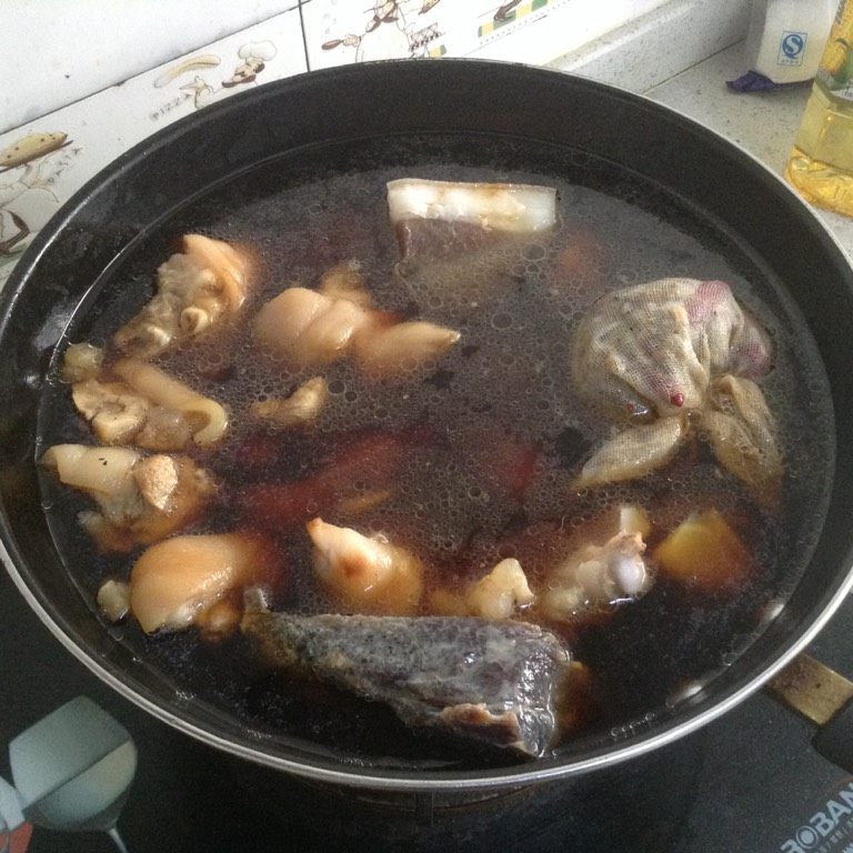 高压锅卤猪蹄,大火烧开,加盐,比烧菜要多放一点,因为水多,怕猪蹄不入味。这次放盐前试了汤可以,出锅淡了,又重新加了