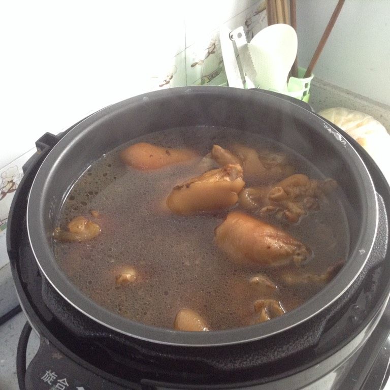 高压锅卤猪蹄,烧开的整锅倒入高压锅,调至蹄筋 档 就可以等待出锅啦
