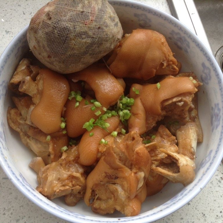 高压锅卤猪蹄,如图出锅啦,很烂很多胶原蛋白,忍不住一下吃了三个,嘴巴好粘