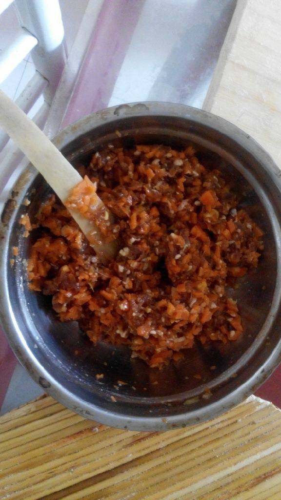 羊肉胡萝卜水饺,先把<a style='color:red;display:inline-block;' href='/shicai/ 329'>羊肉</a>剁成肉馅，<a style='color:red;display:inline-block;' href='/shicai/ 25'>胡萝卜</a>切碎，放在容器里，加入盐，<a style='color:red;display:inline-block;' href='/shicai/ 692'>酱油</a>，<a style='color:red;display:inline-block;' href='/shicai/ 857'>植物油</a>，<a style='color:red;display:inline-block;' href='/shicai/ 847'>香油</a>，葱姜末，<a style='color:red;display:inline-block;' href='/shicai/ 718'>料酒</a>，<a style='color:red;display:inline-block;' href='/shicai/ 717'>味精</a>，适量清水搅拌均匀备用