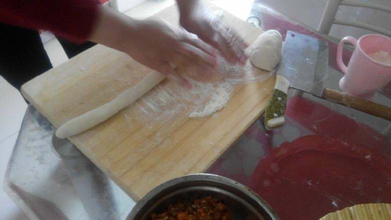 羊肉胡萝卜水饺,和面，把面活的稍硬一些醒10分钟，然后下一小块揉成长条，用刀切剂子，擀成饺子皮