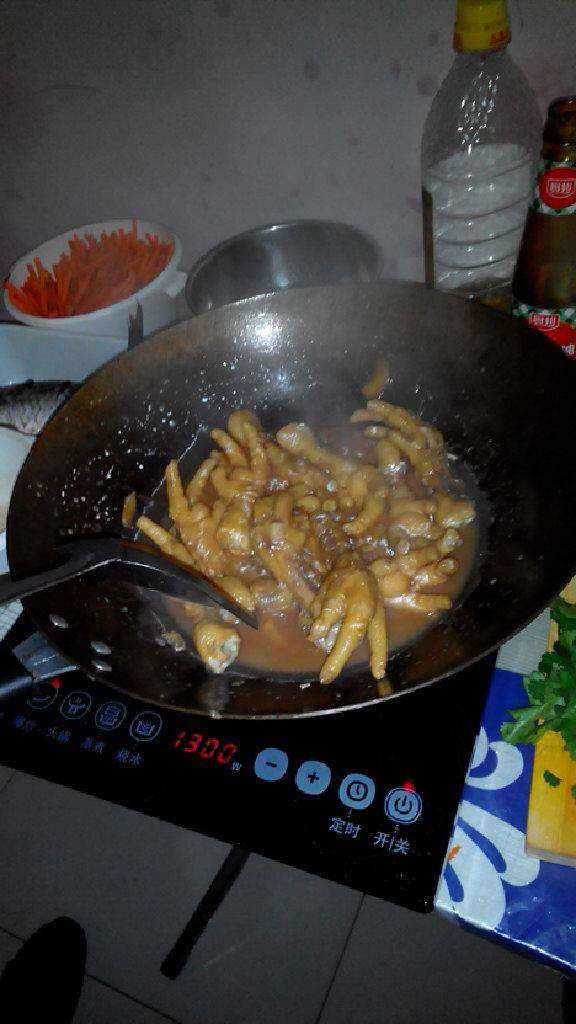 鸡爪,葱姜蒜爆炒，放入<a style='color:red;display:inline-block;' href='/shicai/ 89'>鸡爪</a>，适量水，慢炖