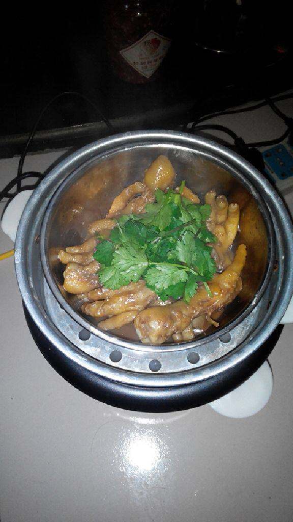 鸡爪,收汁，上锅蒸，出锅时，香菜点缀