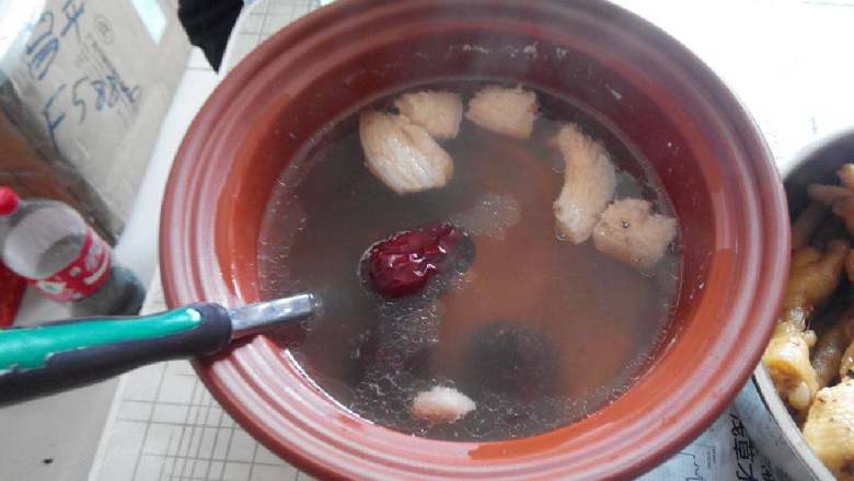 墨鱼红枣汤,然后一起慢炖，可加入2片肥肉
