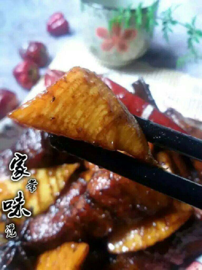 春笋烧五花肉,春笋吸收了五花肉的肉香。
