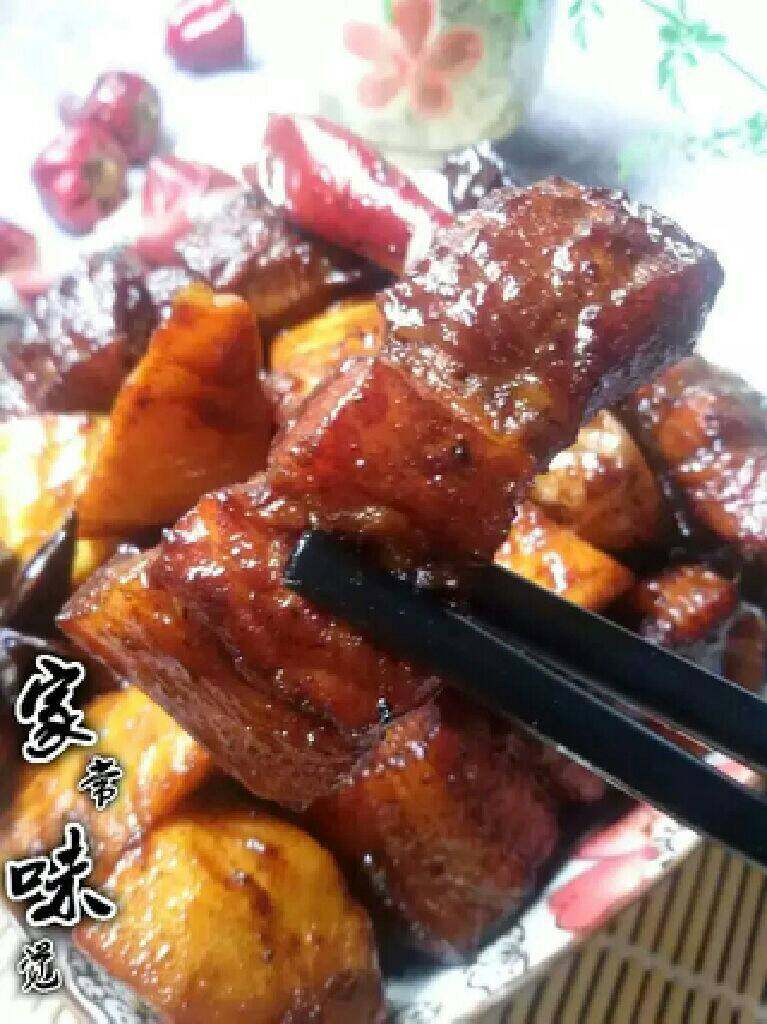 春笋烧五花肉,五花肉被春笋吸走了油腻,非常完美的搭配。