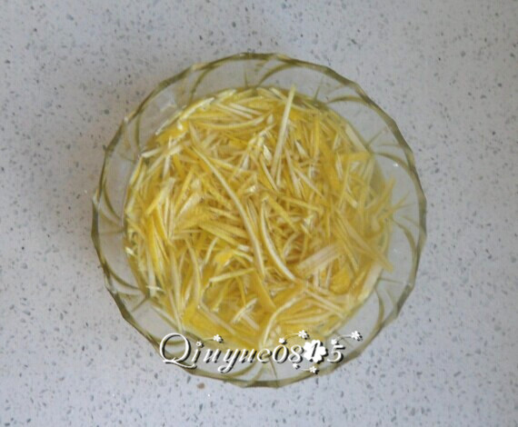 蜂蜜枸杞红柚茶,然后放盐水浸泡四五个小时或放冰箱隔夜,其间可多次换水。