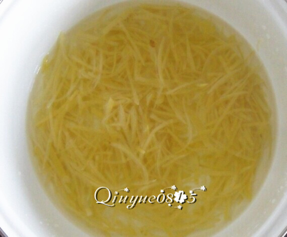 蜂蜜枸杞红柚茶,把柚皮丝放盐水锅,再焯两次。这样反复折腾后,柚子皮的苦味就会大大的降低了。