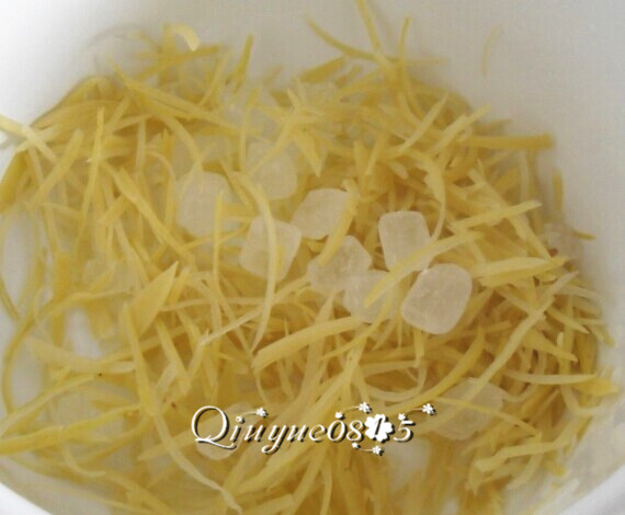 蜂蜜枸杞红柚茶,把柚子皮和冰糖放锅,放水,煮沸。