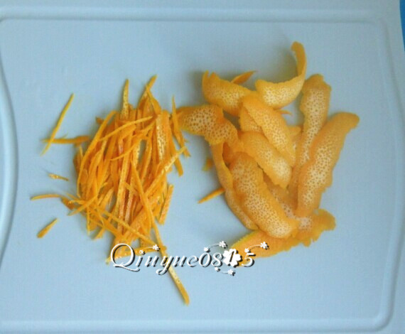 蜂蜜橙子茶,把橙子皮切丝,越细越好。