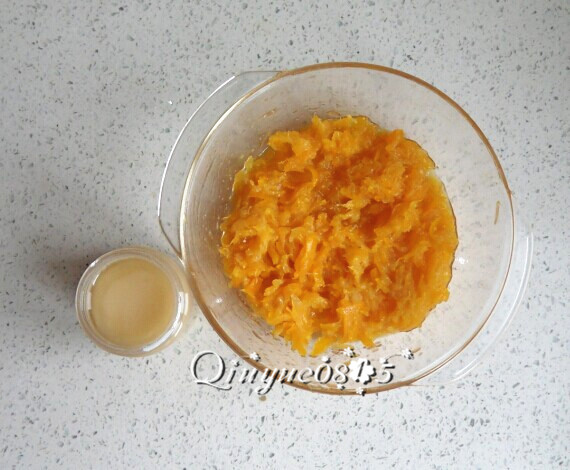 蜂蜜橙子茶,盛到盆里放凉,兑入蜂蜜。