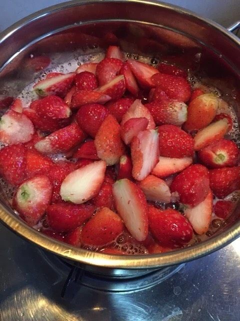 手工草莓酱,下面把切好的草莓放在一个砂锅里,慢慢的熬 不断的翻炒