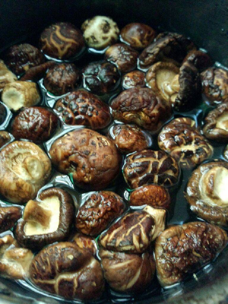香菇瘦肉粥,<a style='color:red;display:inline-block;' href='/shicai/ 230'>香菇</a>用开水泡开