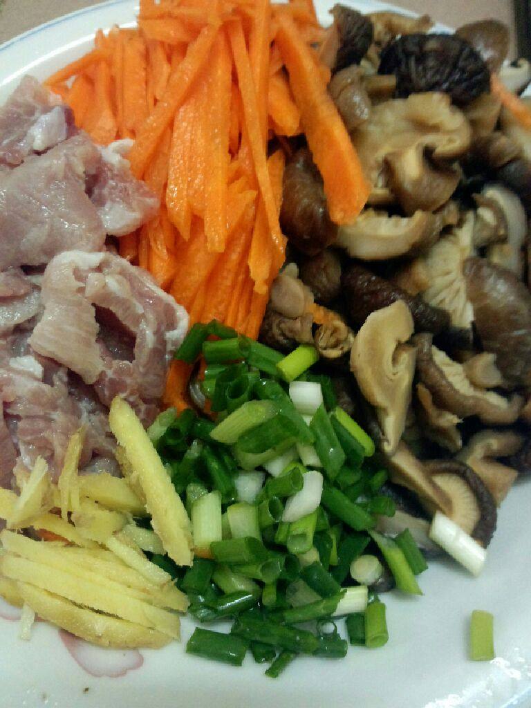 香菇瘦肉粥,香菇泡好后洗干净切小块  <a style='color:red;display:inline-block;' href='/shicai/ 429'>瘦肉</a>切片 红罗卜去皮切丝 <a style='color:red;display:inline-block;' href='/shicai/ 37'>姜</a>切丝 <a style='color:red;display:inline-block;' href='/shicai/ 3250'>葱</a>切<a style='color:red;display:inline-block;' href='/shicai/ 3250'>葱</a>花待用