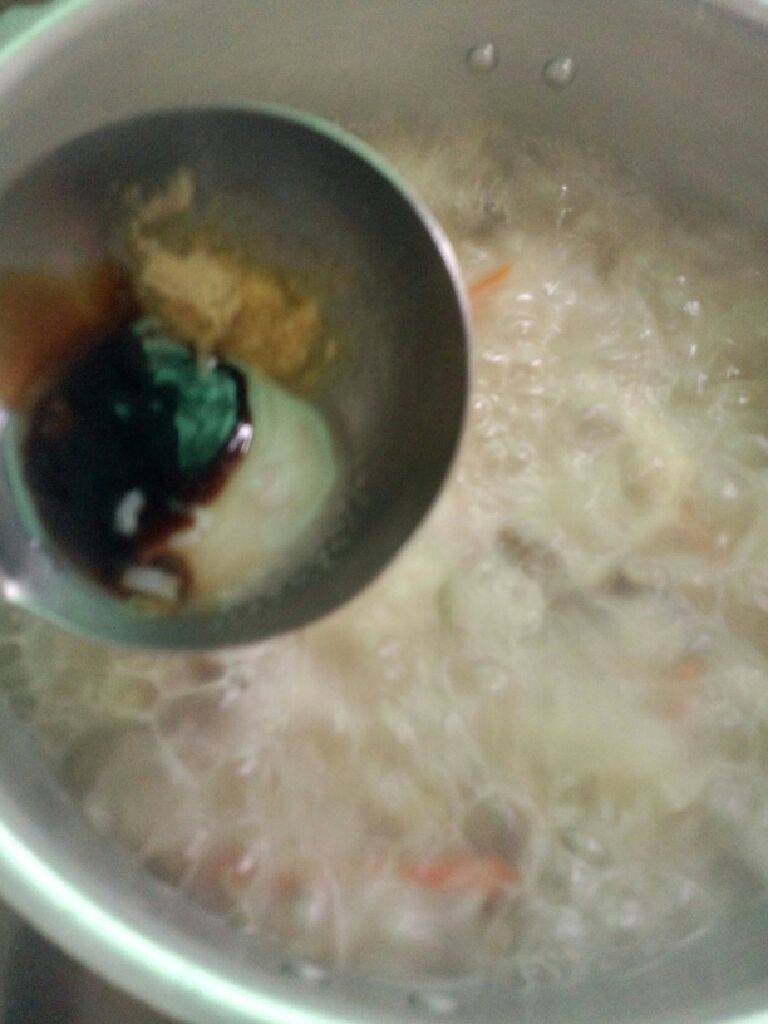香菇瘦肉粥,煲至差不多了在加入盐 鸡精粉和<a style='color:red;display:inline-block;' href='/shicai/ 721'>蚝油</a>煲二分钟