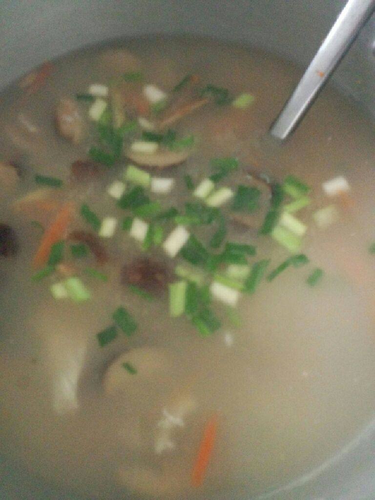 香菇瘦肉粥,在把葱花洒进去略煲一下即可关火