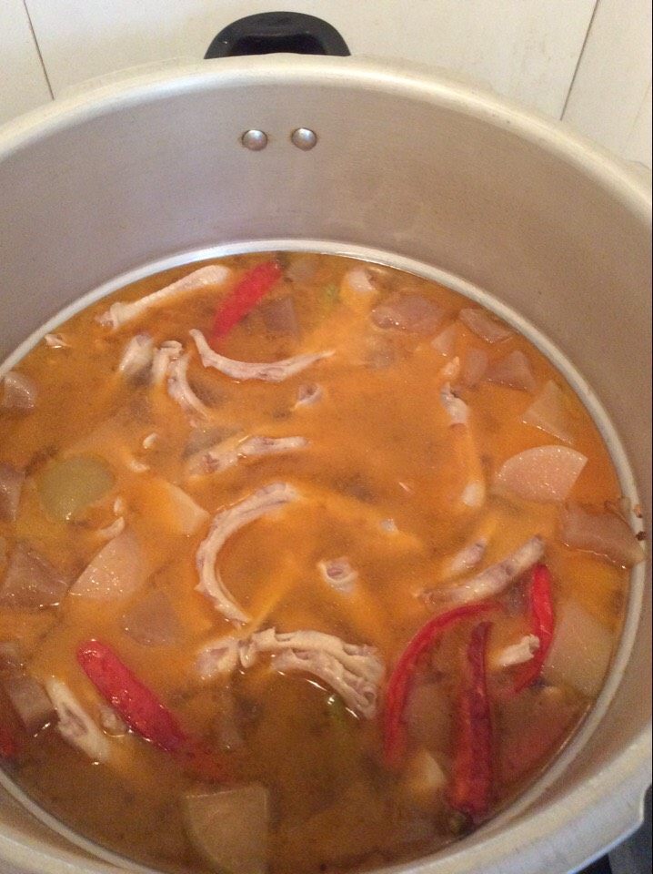 酸萝卜炖鸭掌(掌上感觉),如图小火炖一个半小时至鸭脚熟烂加入先前准备的配料,<a style='color:red;display:inline-block;' href='/shicai/ 26'>白萝卜</a>大火煮10分钟