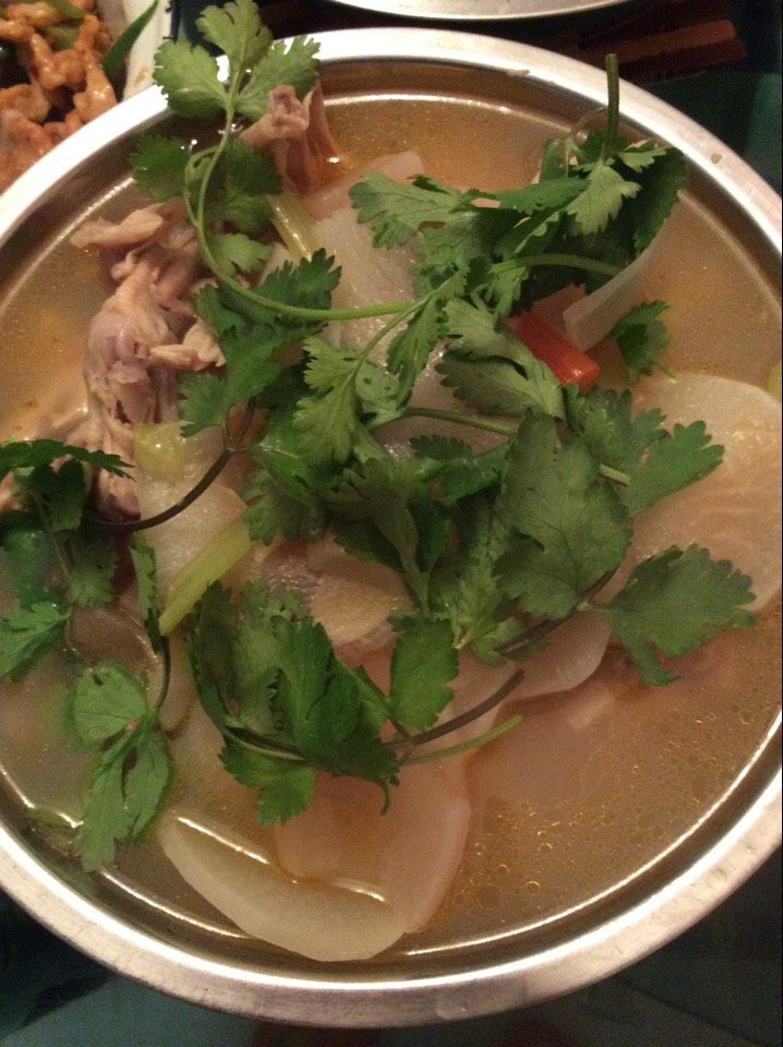 酸萝卜炖鸭掌(掌上感觉),如图搭配<a style='color:red;display:inline-block;' href='/shicai/ 131'>香菜</a>装盘