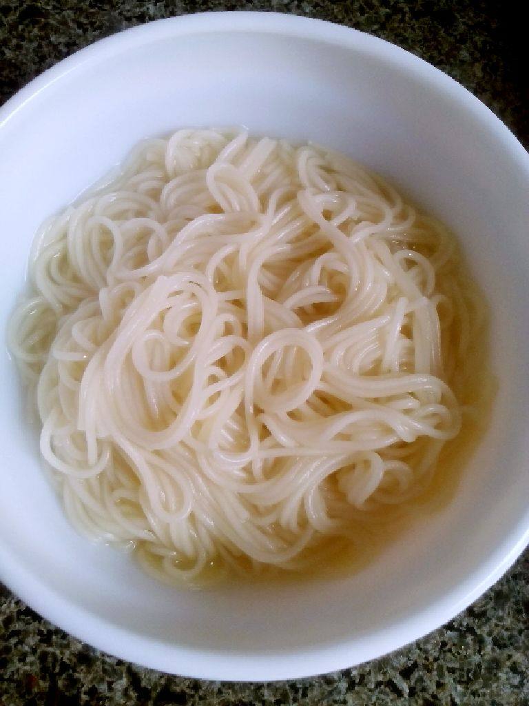 酱油面,将面放入沸水中,加入适量盐煮3分钟左右,焖两分钟后,取出备用。