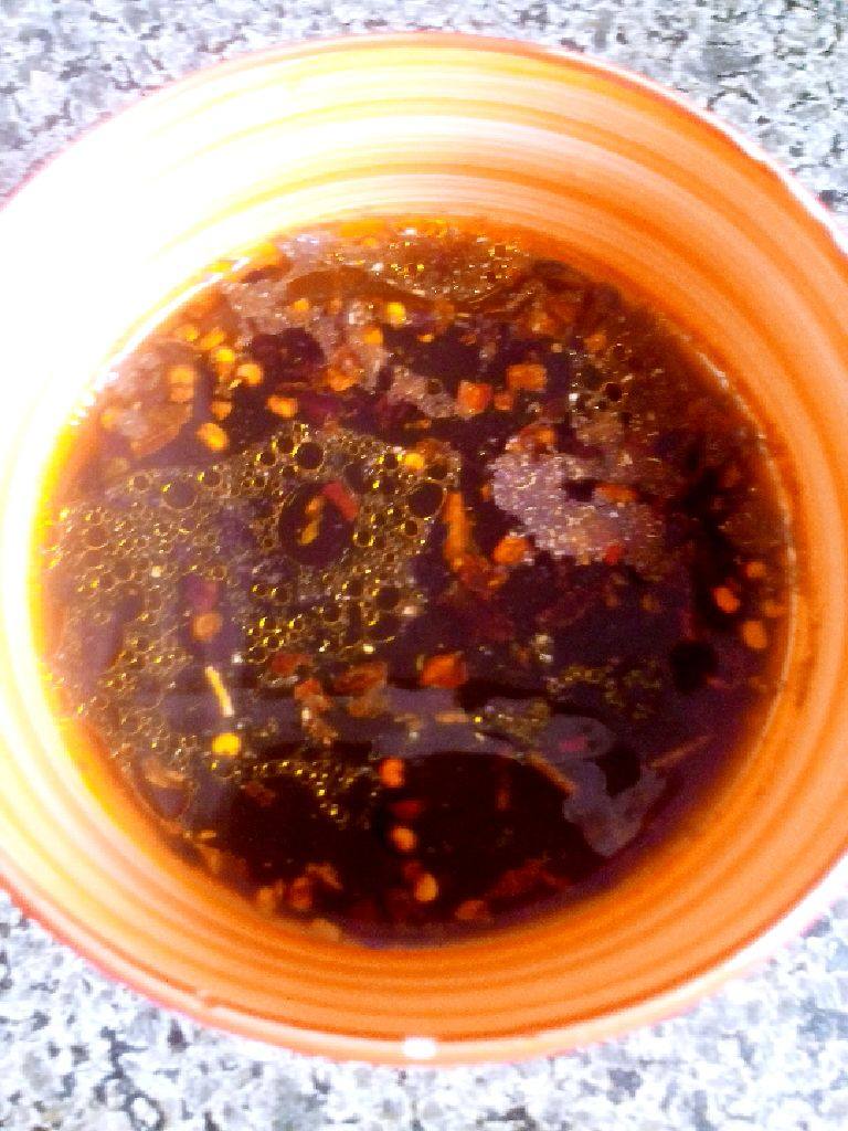 酱油面,提前用酱油,花椒粉,味精,辣椒油调好料,加入一汤勺煮面用的开水。