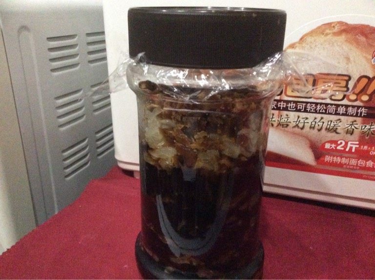无水酵素,玻璃瓶洗干净，无水，第一层蜂蜜或红糖，再摆一层水果与柠檬片，再铺一层蜂蜜或红糖。再铺一层水果。如此反复，最后上面铺一层柠檬，柠檬起杀菌作用。需保证瓶中留有1成空间供其发酵，最后封盖。一个月后可兑水食用。比例系1:10，