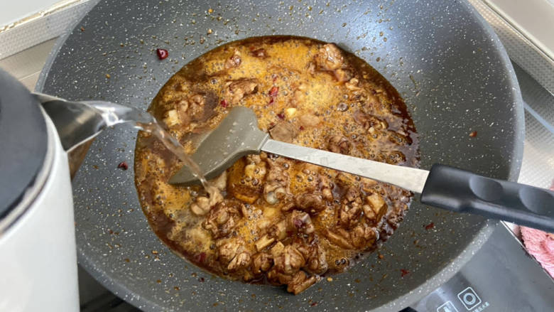 红烧鸭块➕毛豆烧鸭腿,补充适量热水,至少要沒过鸭肉