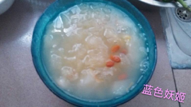 冰糖雪梨银耳枸杞汤