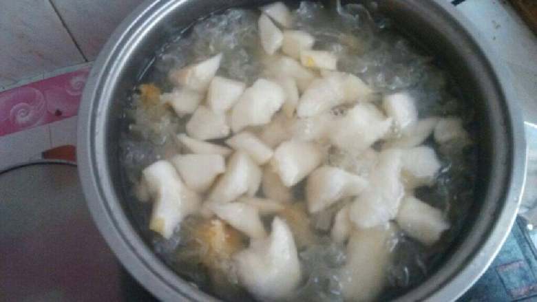 冰糖雪梨银耳枸杞汤,加入雪梨煮10分钟