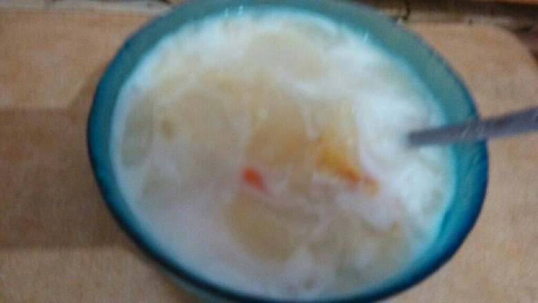 冰糖雪梨银耳枸杞汤,加点椰浆很香很好吃