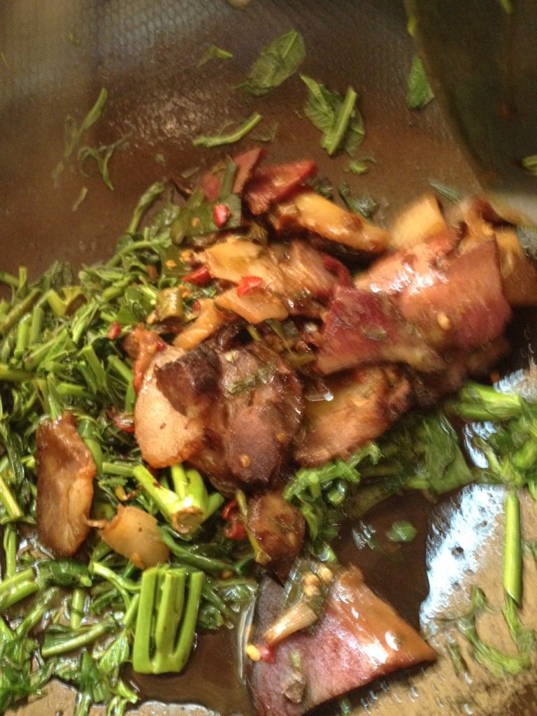 椿菜炒腊肉,放<a style='color:red;display:inline-block;' href='/shicai/ 436'>腊肉</a>和<a style='color:red;display:inline-block;' href='/shicai/ 803'>剁椒</a>