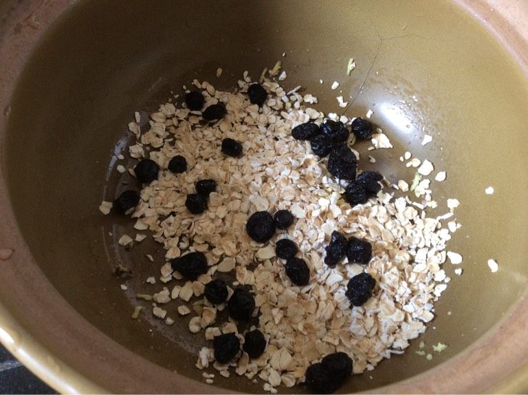 牛奶鸡蛋麦片,洗干净<a style='color:red;display:inline-block;' href='/shicai/ 37'>姜</a>，磨<a style='color:red;display:inline-block;' href='/shicai/ 37'>姜</a>蓉，将<a style='color:red;display:inline-block;' href='/shicai/ 37'>姜</a>蓉、<a style='color:red;display:inline-block;' href='/shicai/ 589'>麦片</a>、<a style='color:red;display:inline-block;' href='/shicai/ 623'>蓝莓</a>、<a style='color:red;display:inline-block;' href='/shicai/ 10588'>糖</a>、水放入锅水煮5分钟。