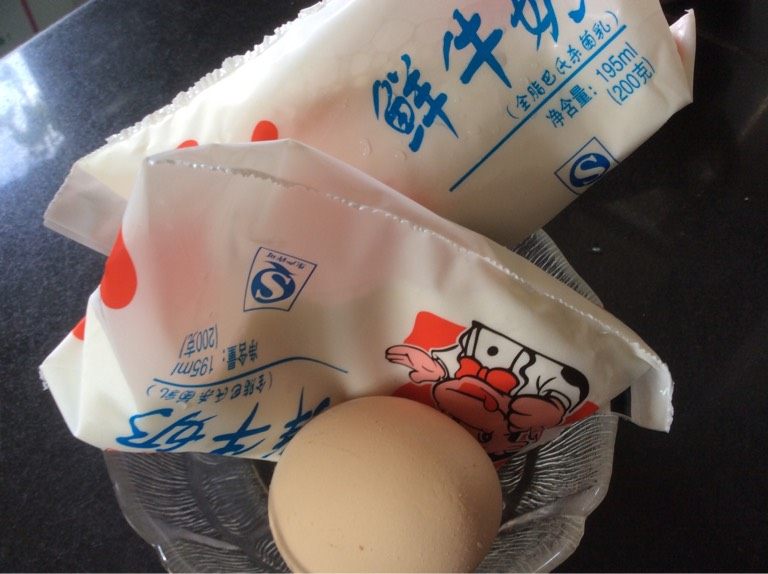牛奶鸡蛋麦片,将鲜奶倒入锅内，沸腾后熄火，打入<a style='color:red;display:inline-block;' href='/shicai/ 9'>鸡蛋</a>，搅匀。