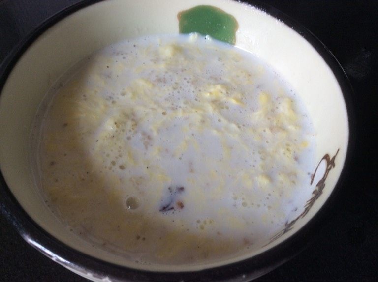 牛奶鸡蛋麦片,一碗热腾腾的牛奶麦片就OK啦