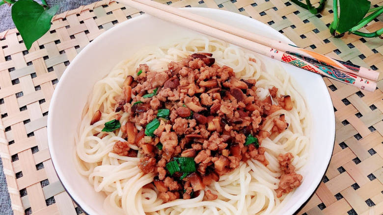 肉酱拌面,快手又营养的肉酱拌面就上桌了!