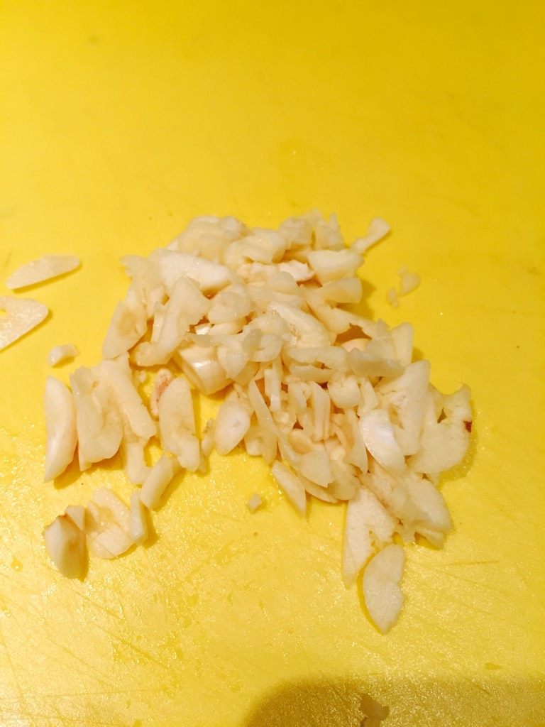 老朋友爱吃的豆豉西兰花,蒜切碎