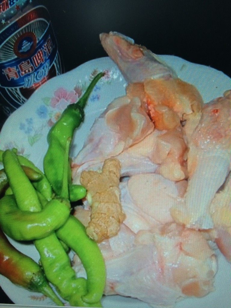 啤酒嫩鸡腿,准备好用料:啤酒,尖椒,鸡翅,姜