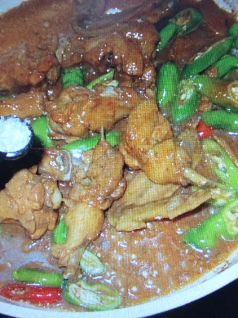 啤酒嫩鸡腿,撒上味精,炒匀出锅