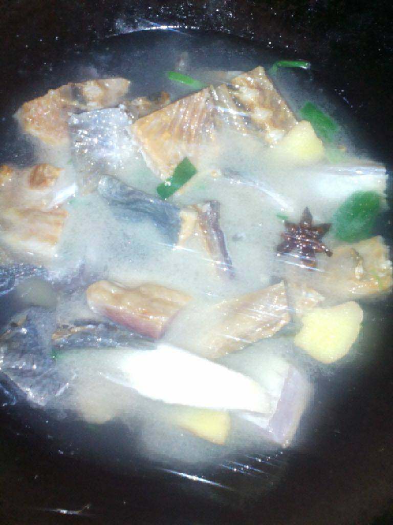 烧咸鱼,放入没过咸鱼的开水，大火煮