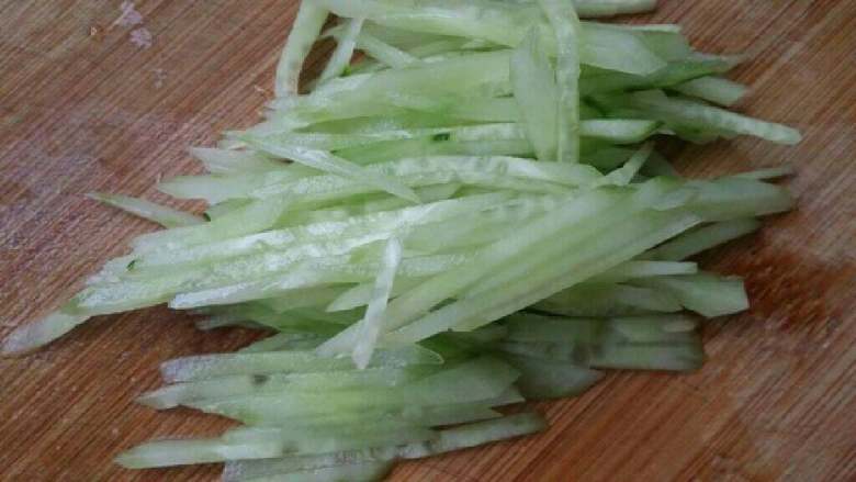凉拌芹菜,<a style='color:red;display:inline-block;' href='/shicai/ 54'>黄瓜</a>切丝