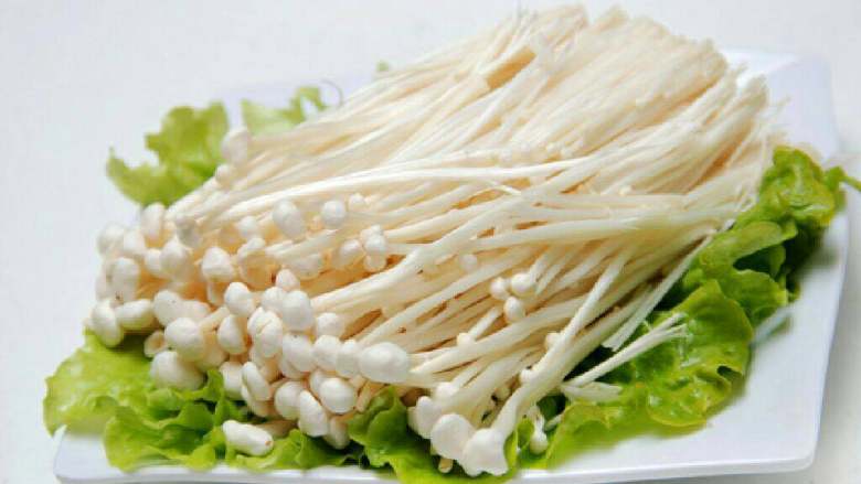 凉拌芹菜,<a style='color:red;display:inline-block;' href='/shicai/ 234'>金针菇</a>先切段，然后用清水泡发三个小时  再用沸水抄一下  （因为<a style='color:red;display:inline-block;' href='/shicai/ 234'>金针菇</a>里含仙水碱，仙水碱对胃粘膜有损害，抄后的<a style='color:red;display:inline-block;' href='/shicai/ 234'>金针菇</a>会更爽脆沸水会消灭它